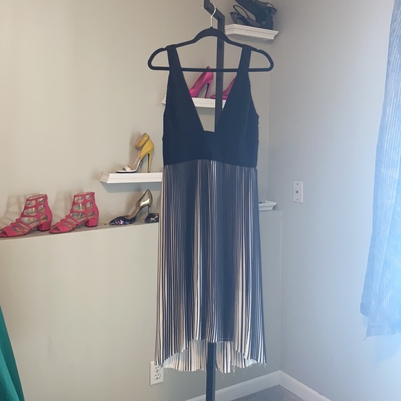 Nicholas Black Deep V Pleated Chiffon - Picture 3 of 9